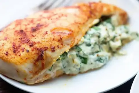 Pieczony filet rybny nadziewany szpinakiem i serem. Idealny obiad dla cukrzyka, lekki i sycący.