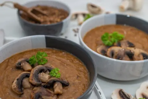 Czy podsmażać pieczarki do zupy? Klucz do smaku i tekstury