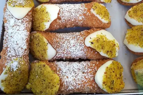 Pyszne cannoli, idealne na deser. Ten przepis na cannoli zachwyci każdego!