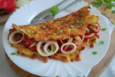 Placki z marchewki z pomidorami i cebulą, posypane oregano. Pyszne i zdrowe danie.