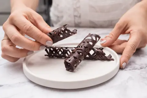 Jak zrobić czekoladowe ozdoby na tort? Proste triki na efekt "wow"!