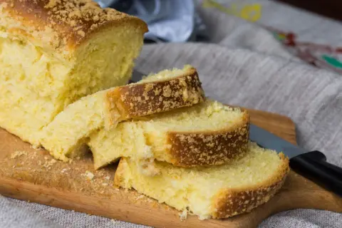 Puszyste ciasto drożdżowe z kruszonką, jak u babci. Idealne na śniadanie, przypomina przepis na ciasto drożdżowe babci.