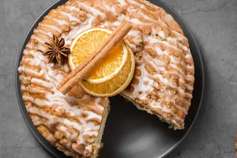 Pyszne ciasto cynamonowe z pomarańczą i anyżem, polane lukrem. Idealne na jesienne popołudnie.