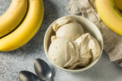 Jak zrobić domowe lody bananowe? Miseczka kremowych lodów z dojrzałych bananów, gotowa do degustacji.