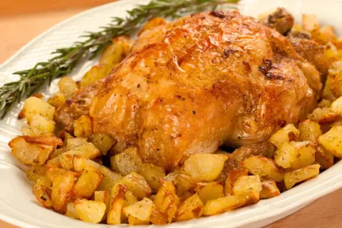 Złocista pularda pieczona z ziemniakami i rozmarynem. Pyszne danie, które warto wypróbować!