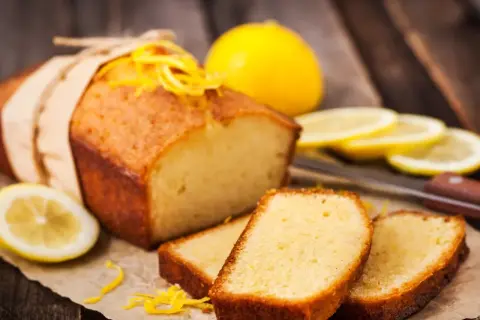 Babka piaskowa przepis babci, pachnąca cytryną i słońcem. Idealna na deser, z kawałkami cytryny i skórką.