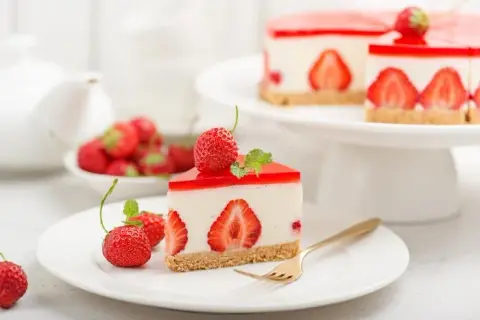 Kaloryczność sernika na zimno: Od 90 do 450 kcal. Jak go odchudzić?
