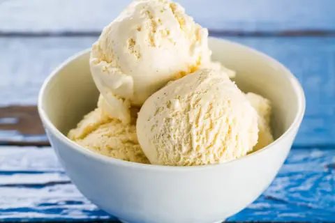 Pyszne lody śmietankowe, idealne na gorące dni. Ten przepis na lody śmietankowe jest prosty i szybki.