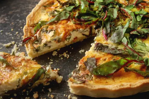 Pyszny quiche z boćwinką, zrumieniony wierzch i chrupiące ciasto.