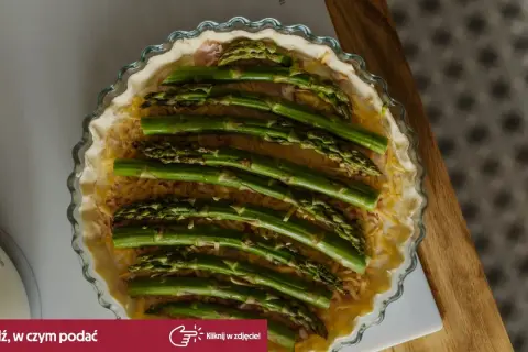 Gotowe do pieczenia ciasto francuskie ze szparagami i serem. Pyszna wiosenna tarta czeka na swój moment.