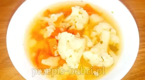 Zupa kalafiorowa jak u babci: Sprawdzony przepis i babcine sekrety