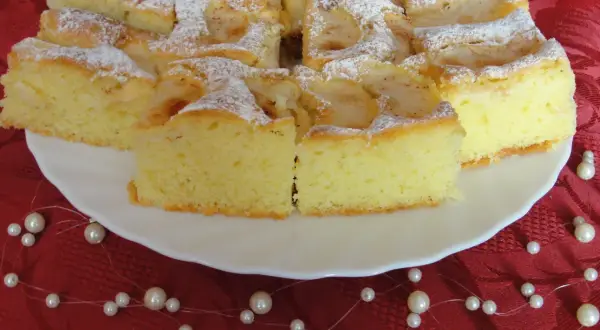 Mega szybkie ciasto na oleju z jabłkami, posypane cukrem pudrem. Idealne na deser, gdy masz mało czasu.