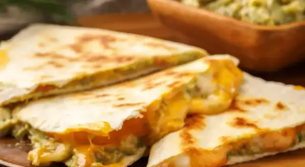 Pyszna quesadilla z roztopionym serem i guacamole. Idealna na szybką kolację w 5 minut.