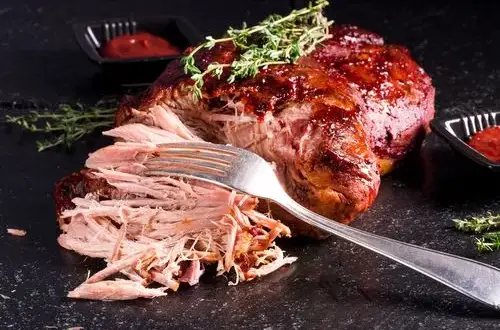 Sekret szarpanej wieprzowiny: przepis na soczyste pulled pork w domu