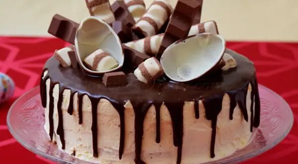 Tort oblany czekoladą, udekorowany batonikami Kinder Bueno i połówkami jajek. Idealny krem kinder bueno do tortu.