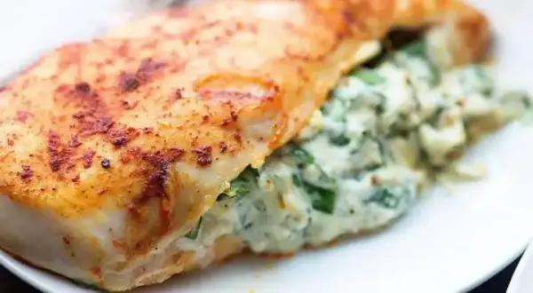 Pieczony filet rybny nadziewany szpinakiem i serem. Idealny obiad dla cukrzyka, lekki i sycący.