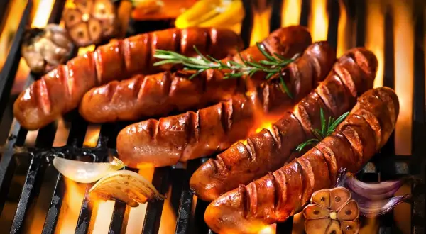 Kiełbasa z grilla z cebulką: Perfekcyjny przepis i porady