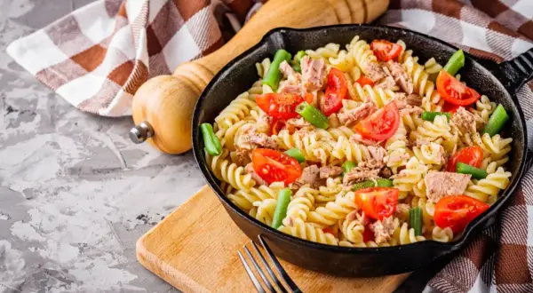 Obiad z niczego: makaron fusilli z tuńczykiem, pomidorkami i fasolką szparagową w patelni.