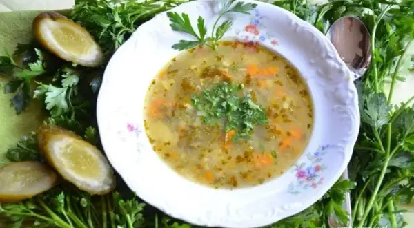 Zupa ogórkowa: zdrowa? Jak jeść ją bez wyrzutów sumienia!