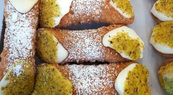 Pyszne cannoli, idealne na deser. Ten przepis na cannoli zachwyci każdego!