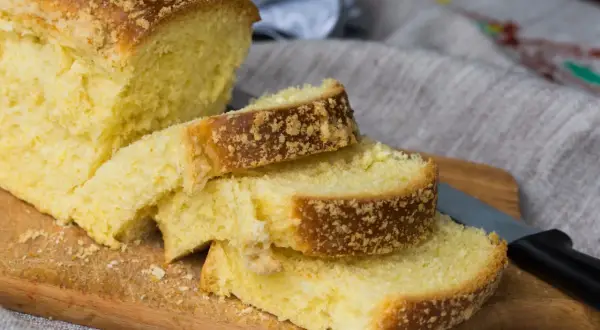 Puszyste ciasto drożdżowe z kruszonką, jak u babci. Idealne na śniadanie, przypomina przepis na ciasto drożdżowe babci.
