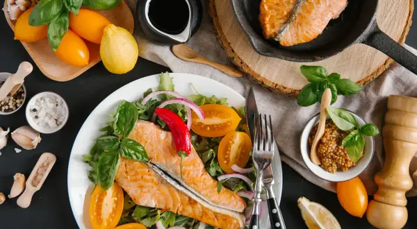 Idealna surówka do ryby? Przepisy na smażoną, pieczoną i grillowaną