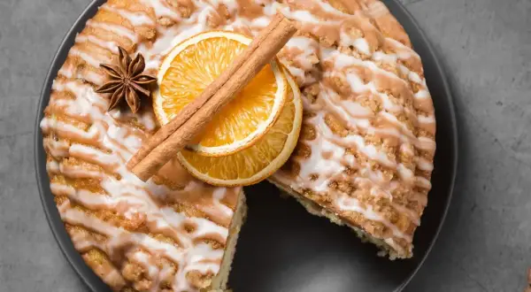 Pyszne ciasto cynamonowe z pomarańczą i anyżem, polane lukrem. Idealne na jesienne popołudnie.