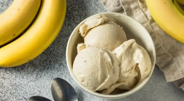 Jak zrobić domowe lody bananowe? Miseczka kremowych lodów z dojrzałych bananów, gotowa do degustacji.