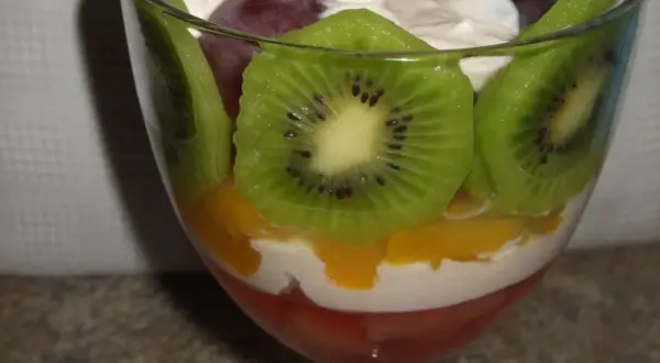 Deser galaretka i bita śmietana: Przepis, triki, wariacje na sukces!