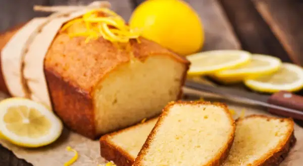 Babka piaskowa przepis babci, pachnąca cytryną i słońcem. Idealna na deser, z kawałkami cytryny i skórką.