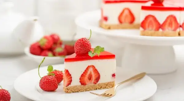 Kaloryczność sernika na zimno: Od 90 do 450 kcal. Jak go odchudzić?