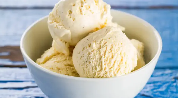Pyszne lody śmietankowe, idealne na gorące dni. Ten przepis na lody śmietankowe jest prosty i szybki.