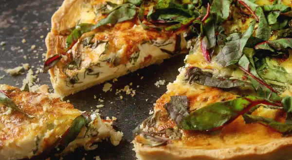 Pyszny quiche z boćwinką, zrumieniony wierzch i chrupiące ciasto.