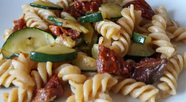 Fusilli z cukinią i suszonymi pomidorami, danie pełne smaku i kolorów.