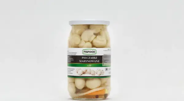 Słoik z pieczarkami marynowanymi Figfood na białym tle.