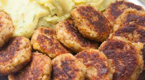 Złociste kotlety mielone z airfryer, podane z kremowanym puree ziemniaczanym z koperkiem. Pyszny obiad gotowy w mgnieniu oka!