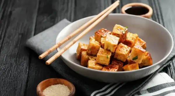Chrupiące kostki tofu w sosie, idealne do dań azjatyckich. Inspiracja na pyszne tofu przepisy.