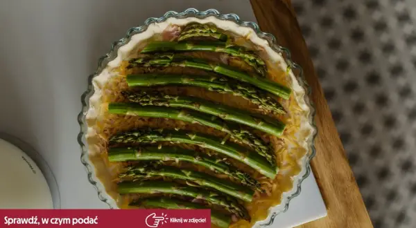 Gotowe do pieczenia ciasto francuskie ze szparagami i serem. Pyszna wiosenna tarta czeka na swój moment.