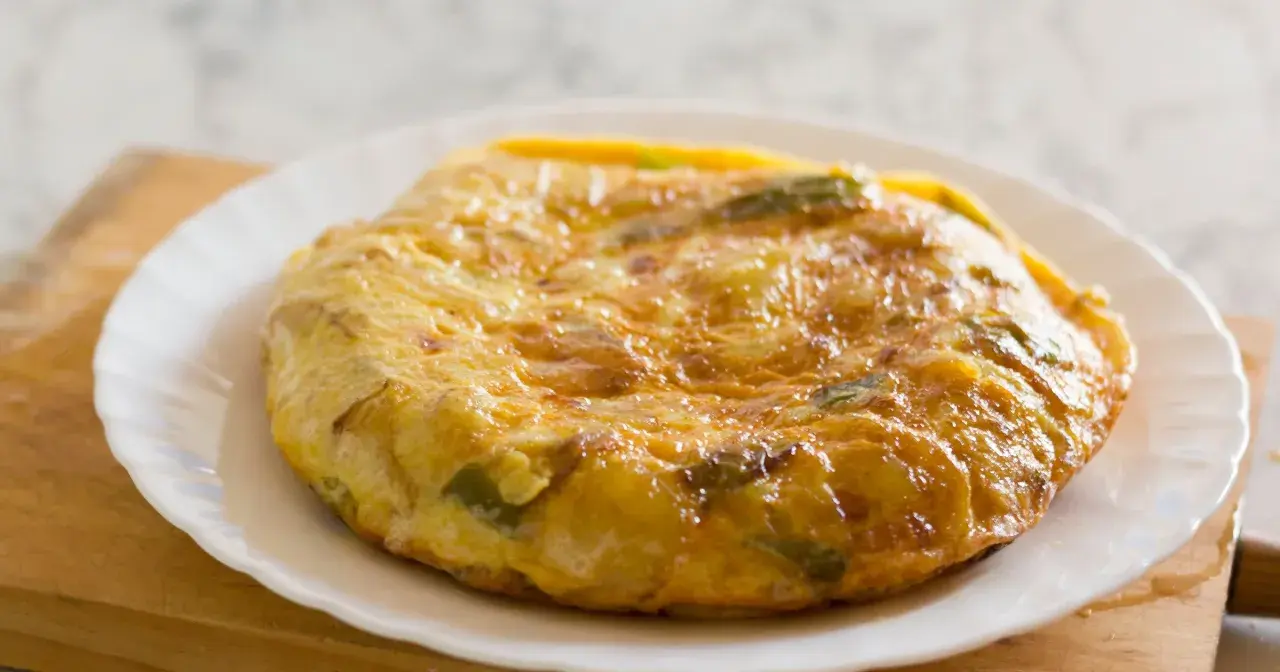 Złocista tortilla ziemniaczana z papryką na talerzu. Idealne śniadanie bez chleba, sycące i pyszne.
