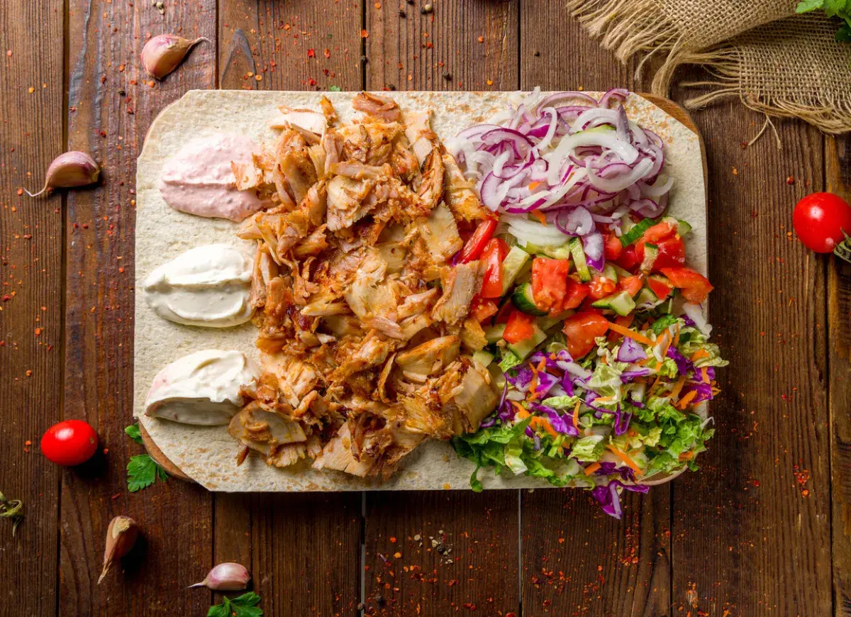 Pyszna shoarma co to? Mięso, warzywa i sosy na placku. Idealne na szybki posiłek.