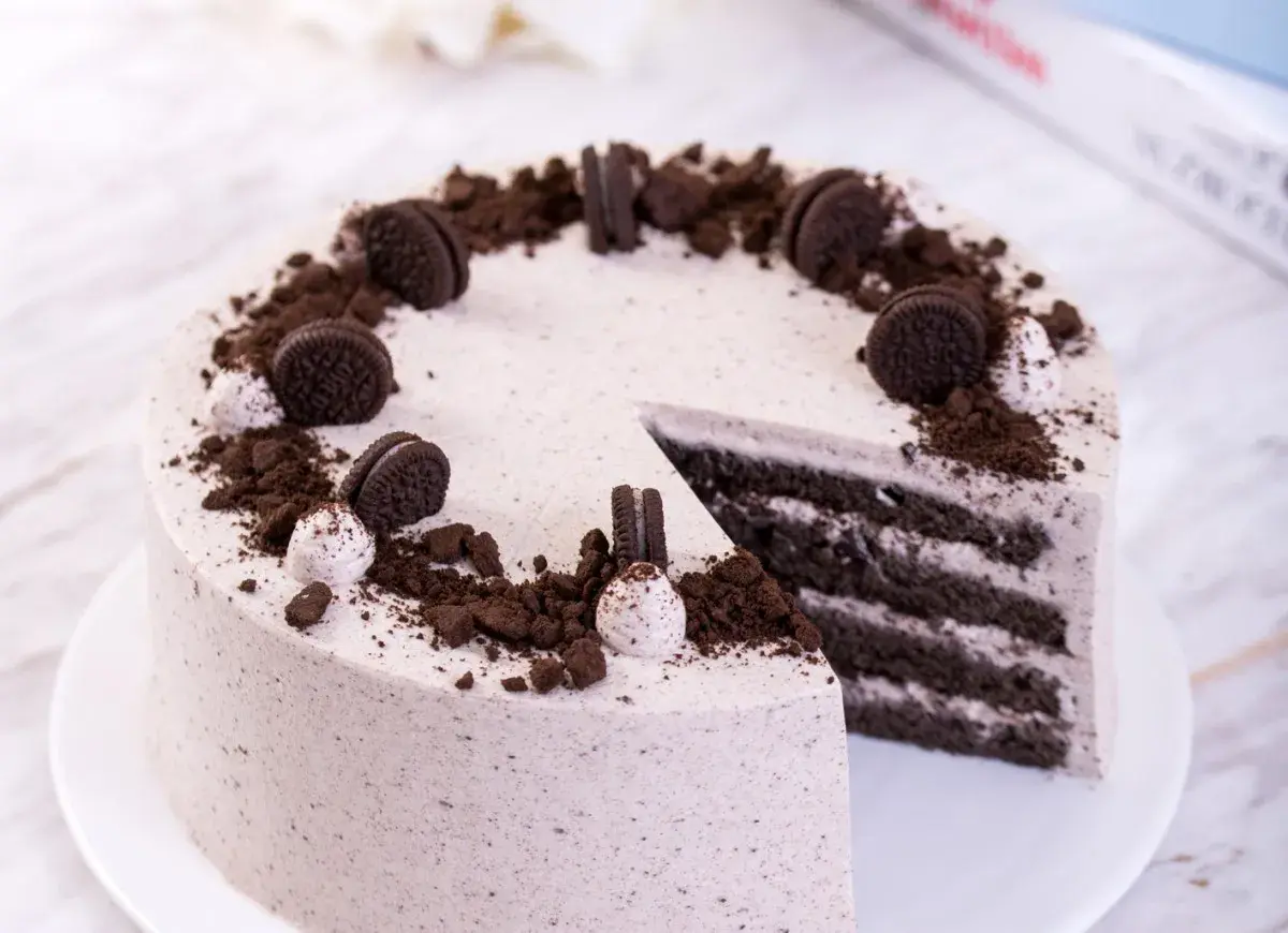 Pyszny tort z masą oreo, udekorowany pokruszonymi ciasteczkami i całymi oreo. Idealny deser dla miłośników czekolady.