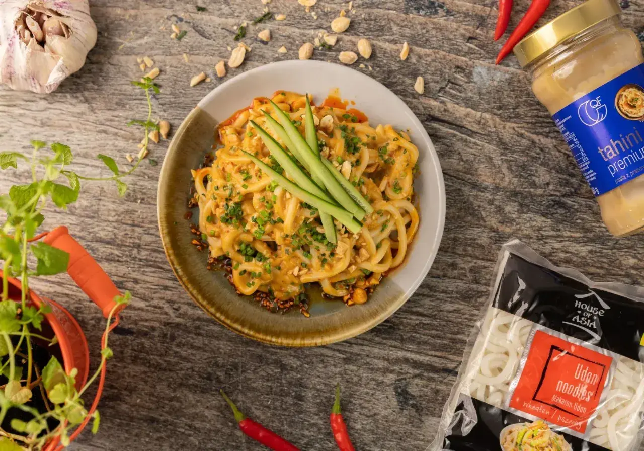 Pyszny makaron udon w kremowym sosie orzechowym, z ogórkiem i szczypiorkiem. Idealny przepis na szybki obiad.
