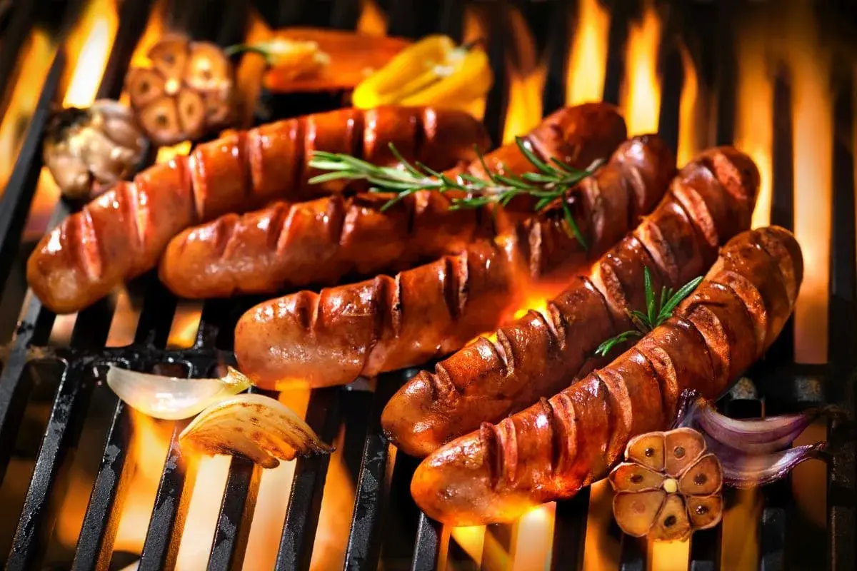 Kiełbasa z grilla z cebulką: Perfekcyjny przepis i porady