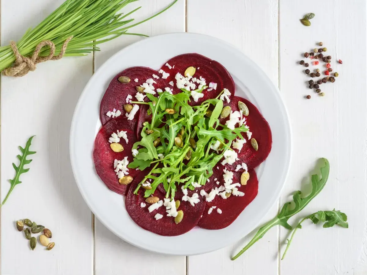 Carpaccio z buraka przepis: cienkie plastry buraka, rukola, ser feta, pestki dyni i słonecznika. Pyszna i zdrowa przekąska.