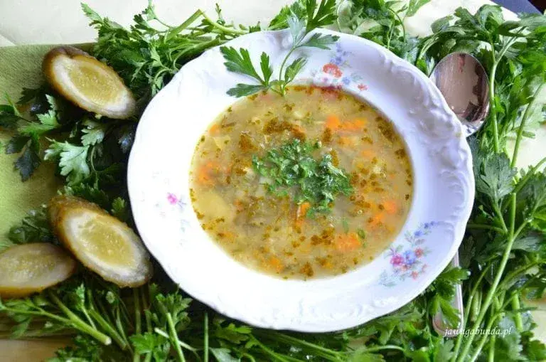 Zupa ogórkowa: zdrowa? Jak jeść ją bez wyrzutów sumienia!