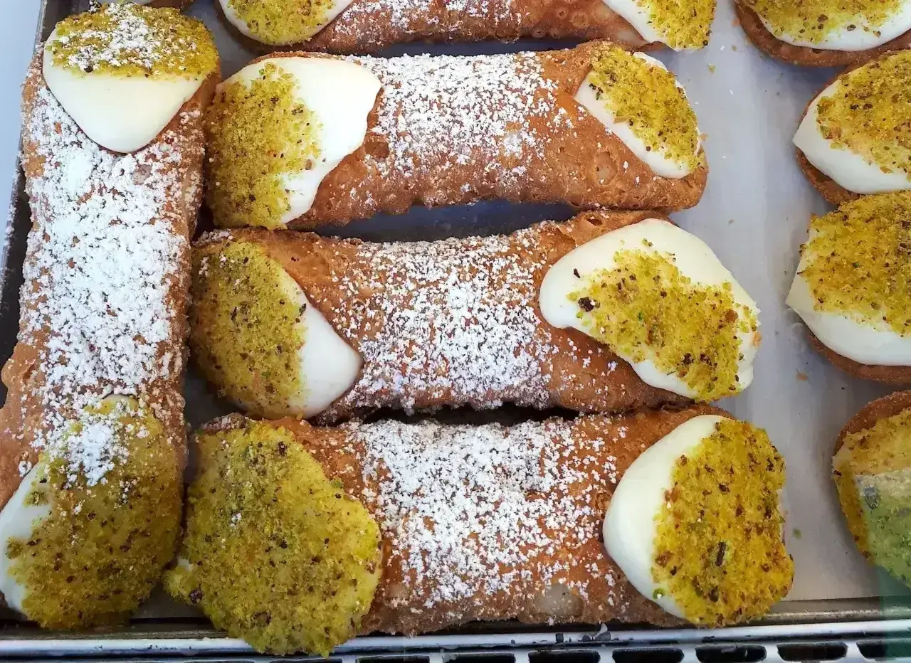 Pyszne cannoli, idealne na deser. Ten przepis na cannoli zachwyci każdego!