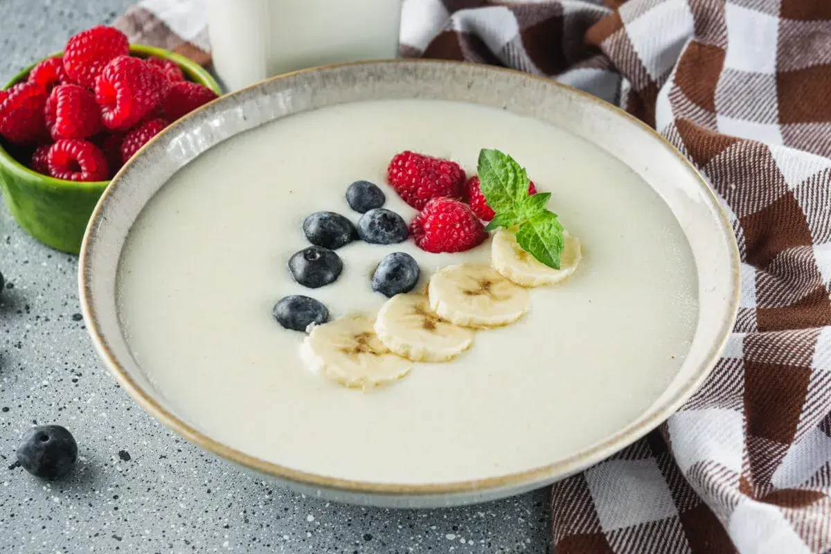 Idealne kasza manna na mleku proporcje: kremowa kasza z malinami, borówkami i bananem.