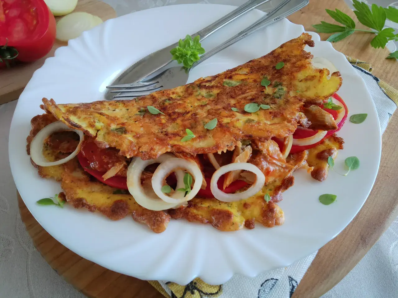Placki z marchewki z pomidorami i cebulą, posypane oregano. Pyszne i zdrowe danie.