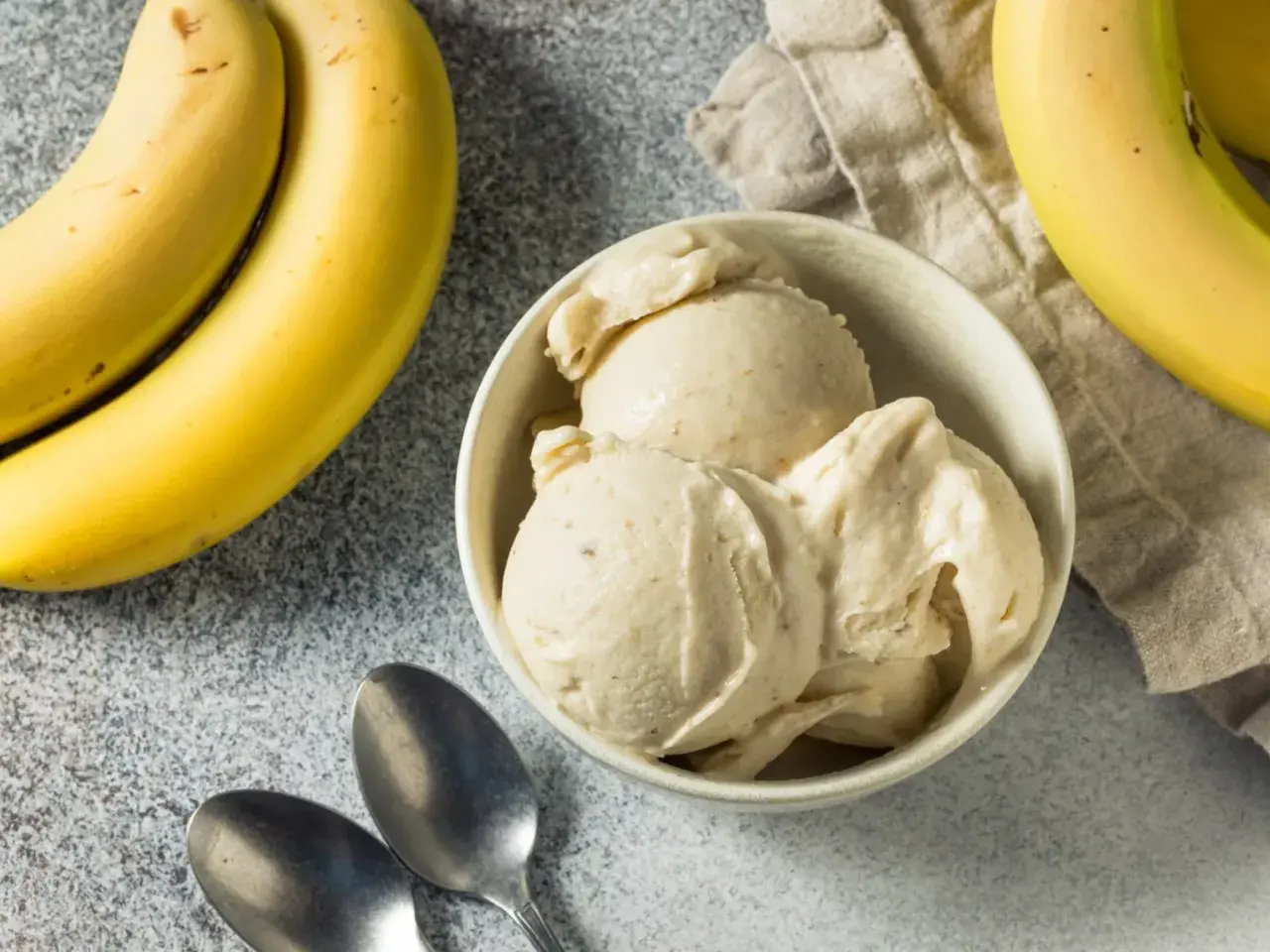 Jak zrobić domowe lody bananowe? Miseczka kremowych lodów z dojrzałych bananów, gotowa do degustacji.