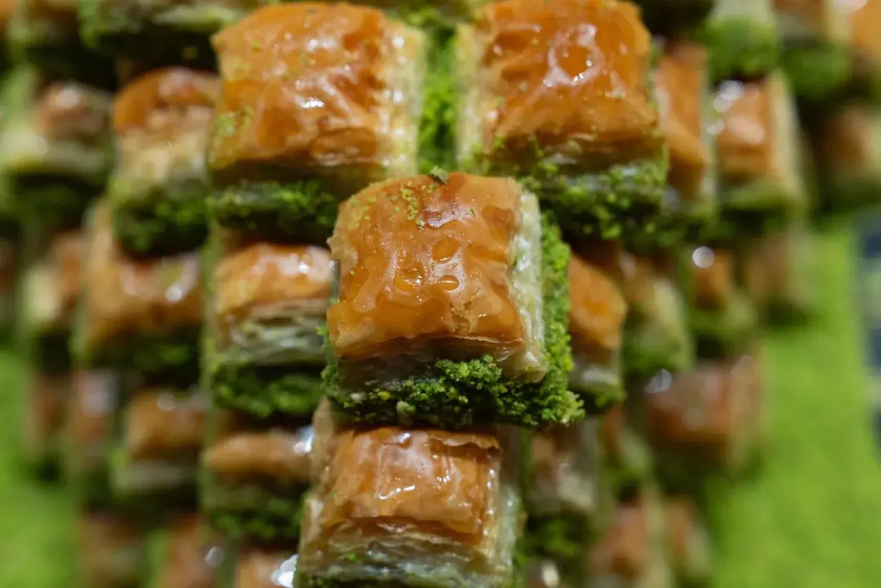 Słodka baklava, co to jest? Warstwy ciasta filo, orzechów i syropu. Pyszny deser.